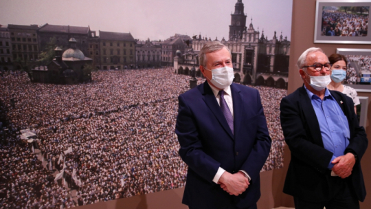 Kraków, 01.07.2020. Wicepremier, minister kultury i dziedzictwa narodowego Piotr Gliński (L) oraz fotograf Adam Bujak (2L) podczas zwiedzania wystawy zdjęć Adama Bujaka pt. „Karol Kardynał Wojtyła” w siedzibie Muzeum Narodowego w Krakowie. Fot. PAP/Ł. Gągulski