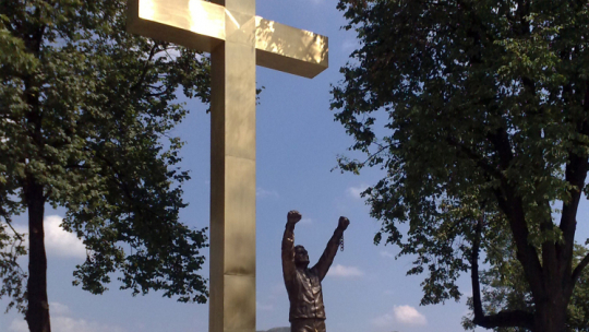 Lublin. Pomnik upamiętniający strajk Lubelskich Zakładów Naprawy Samochodów w lipcu 1980 r., usytuowany przed nieistniejącym już biurowcem LZNS przy Drodze Męczenników Majdanka. Źródło: Wikipedia Commons