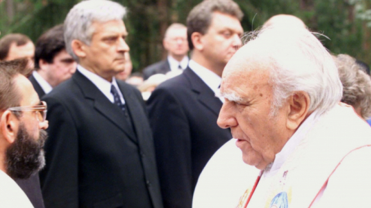 Katyń, Rosja, 28.07.2000. Ksiądz prałat Zdzisław Peszkowski, kapelan Rodzin Katyńskich (z prawej), na uroczystości otwarcia i poświęcenia polskiego Cmentarza Wojennego w Katyniu 28 bm. Z lewej: polski premier Jerzy Buzek, w centrum: rosyjski wicepremier Wiktor Christienko. Fot. PAP/P. Wierzchowski