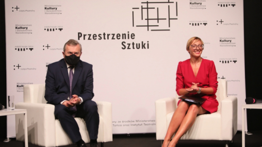 Warszawa, 29.07.2020. Wicepremier, minister kultury i dziedzictwa narodowego Piotr Gliński (L) i zastępca dyrektora Instytutu Muzyki i Tańca Aleksandra Dziurosz (P) podczas konferencji prasowej inaugurującej pilotażowy, ogólnopolski program Przestrzenie Sztuki, zorganizowanej przez Instytut Muzyki i Tańca oraz Instytut Teatralny im. Zbigniewa Raszewskiego, 29 bm. w Warszawie. Fot. PAP/L. Szymański