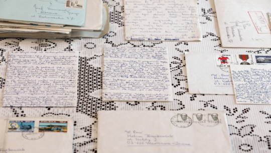 Prezentacja oryginalnych dokumentów gen. Ryszarda Kuklińskiego m.in. korespondencji dotyczącej tajemnic Układu Warszawskiego, przekazanych do konserwacji w Archiwum Akt Nowych w Warszawie. Fot. PAP/Paweł Supernak