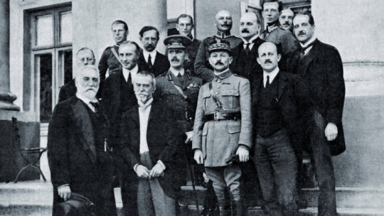 Warszawa, lipiec 1920 r. Członkowie Misji Międzysojuszniczej do Polski. Trzeci z prawej, w mundurze, stoi gen. Maxime Weygand. Źródło: Warszawska Agencja Fotograficzna/„Tygodnik Ilustrowany” nr 31/1920