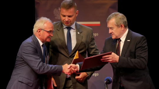 Będzin, 16.07.2018. Wicepremier, minister kultury Piotr Gliński (P), starosta będziński Arkadiusz Watoła (L) oraz wiceprezydent Będzina Rafał Adamczyk (C) podczas uroczystości podpisania umowy na współprowadzenie Teatru Dzieci Zagłębia przez ministra kultury i dziedzictwa narodowego, 16 bm. w siedzibie Teatru Dzieci Zagłębia im. Jana Dormana w Będzinie. Fot. PAP/A. Grygiel