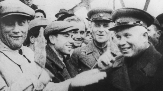 17 września 1939 r. wojska ZSRS napadły na Polskę. Na zdj. N. Chruszczow na moście w Przemyślu świętuje napad na terytorium II RP. Fot. PAP/CAF