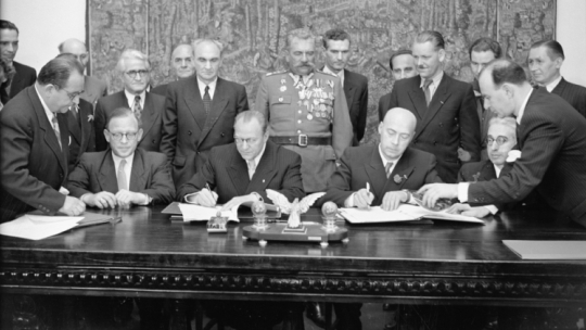 Zgorzelec, 1950-07-06. Podpisanie układu między Polską a Niemiecką Republiką Demokratyczną o wytyczeniu ustalonej i istniejącej granicy z NRD. Układ zgorzelecki podpisują premierzy obu państw: Józef Cyrankiewicz (P) i Otto Grotewohl (L). Fot. PAP/CAF/J. Baranowski