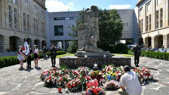 Uroczystości przed pomnikiem Martyrologii Profesorów Lwowskich przy pl. Grunwaldzkim. Wrocław, 04.07.2020. Fot. PAP/M. Kulczyński