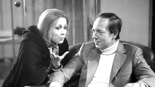 Ewa Milde (Hester Salomon, sędzia) i Jerzy Kamas (Martin Dysart, psychiatra) w sztuce „Equus” Teatru Ateneum w Warszawie. 1979 r. Fot. NAC 