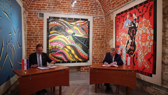 Kraków, 01.07.2020. Wicepremier, minister kultury i dziedzictwa narodowego Piotr Gliński (P) oraz ambasador Republiki Chorwacji w Polsce Tomislav Vidosević (L) podczas uroczystości podpisania programu współpracy między resortami kultury Polski i Chorwacji na lata 2020-2023, w siedzibie Międzynarodowego Centrum Kultury. Fot. PAP/Ł. Gągulski