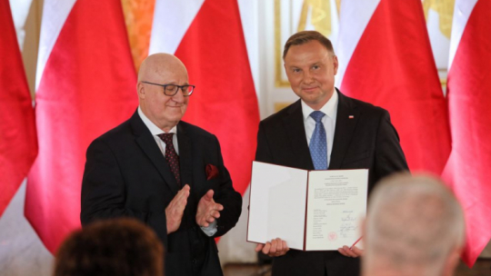 Warszawa, 21.07.2020. Przewodniczący Państwowej Komisji Wyborczej Sylwester Marciniak (L) oraz prezydent RP Andrzej Duda (P) podczas uroczystości wręczenia prezydentowi RP uchwały PKW ws. stwierdzenia wyniku wyborów prezydenckich, na Zamku Królewskim w Warszawie. Fot. PAP/W. Olkuśnik