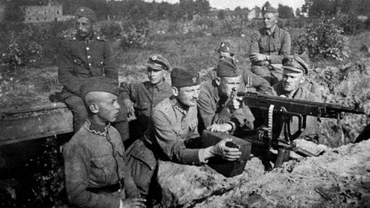 Polscy żołnierze podczas walk z Armią Czerwoną w rejonie Radzymina w 1920 r. Fot. PAP/CAF