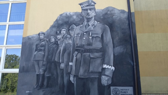 Mural upamiętniający gen. Władysława Sikorskiego w Hyżnem. Fot. Piotr Szopa. Źródło: rzeszowski oddział Instytutu Pamięci Narodowej