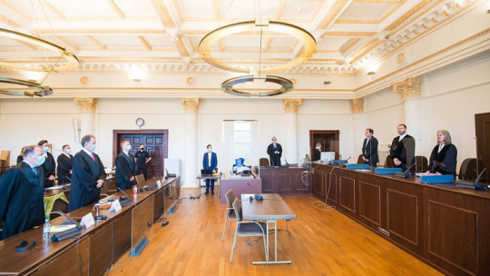 Proces byłego strażnika z niemieckiego obozu koncentracyjnego Stutthof Bruno D. (w środku). Hamburg. 23.07.2020. Fot. PAP/EPA