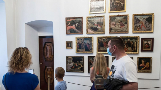 Gabinet włoski z obrazami rodu Lanckorońskich we wnętrzach prywatnych Apartamentów Królewskich na Wawelu w Krakowie. Fot. PAP/Ł. Gągulski