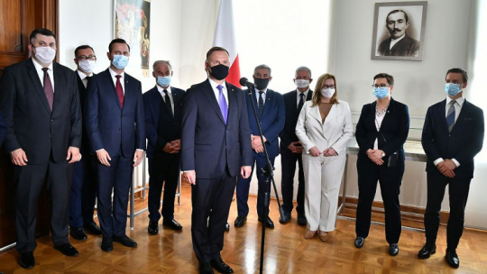 Prezydent Andrzej Duda (C) podczas uroczystości otwarcia Sali Rządu Obrony Narodowej Wincentego Witosa w Belwederze w Warszawie. Fot. PAP/A. Lange