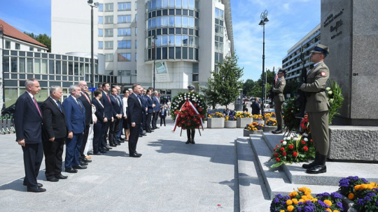 Prezydent Andrzej Duda (C) składa kwiaty przed pomnikiem Wincentego Witosa na Placu Trzech Krzyży w Warszawie. 24.07.2020. Fot. PAP/R. Pietruszka