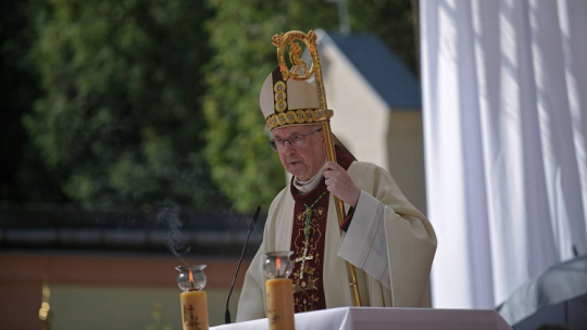 Przewodniczący Episkopatu Polski abp Stanisław Gądecki podczas mszy św. na terenie kaplicy przy cmentarzu bohaterów 1920 r. w Ossowie. Fot. PAP/M. Obara