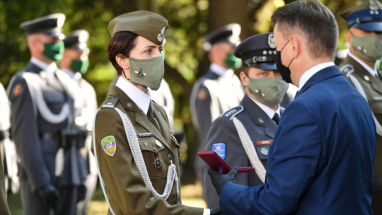 Warszawa, 13.08.2020. Minister obrony narodowej Mariusz Błaszczak (P) i odznaczona Srebrnym Medalem Za Zasługi dla Obronności Kraju mjr Anna Pilarska (L) podczas uroczystości wręczenia wyróżnień i odznaczeń resortowych w siedzibie MON z okazji Święta Wojska Polskiego, w ramach obchodów 100. rocznicy Bitwy Warszawskiej i Święta Wojska Polskiego. Fot. PAP/P. Nowak