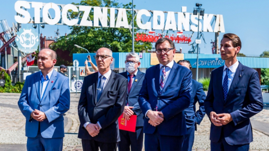 Gdańsk, 14.08.2020. Prezes IPN Jarosław Szarek (2P), dyrektor Europejskiego Centrum Solidarności w Gdańsku Basil Kerski (L), jeden z sygnatariuszy Porozumień Sierpniowych Andrzej Kołodziej (2L), poseł PiS Kacper Płażyński (P) i zastępca prezydenta Gdańska ds. polityki społecznej Piotr Kowalczuk (C) podczas otwarcia wystawy "Tu rodziła się Solidarność" na pl. Solidarności w Gdańsku. Fot. PAP/M. Gadomski