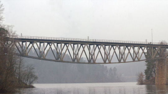 Most kolejowy nad Zalewem Pilchowickim. Źródło: Wikimedia Commons