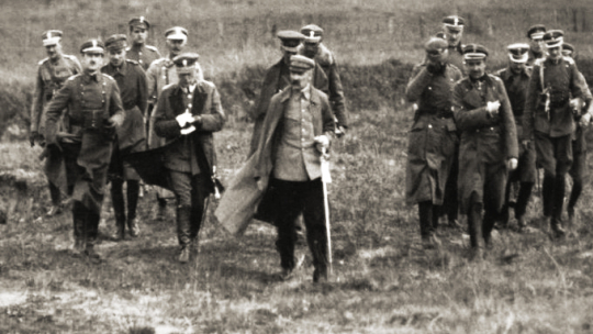 1920 r. Wojna polsko-bolszewicka. Józef Piłsudski ze swoim sztabem. Źródło: Wikipedia Commons