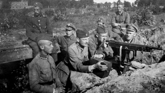 Warszawa 1920 r. Żołnierze przy stanowisku polskich karabinów maszynowych podczas akcji w rejonie Radzymina. Dokładna data nieznana. Fot. PAP-Archiwum 