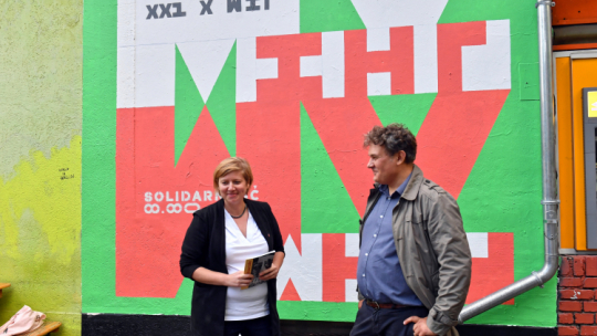 Dyrektor Instytutu Pileckiego Hanna Radziejowska (L) oraz dyrektor Wolskiego Centrum Kultury w Warszawie Krzysztof Mikołajewski (P) podczas odsłonięcia muralu "Polski Sierpień 80". Fot. PAP/M. Bielecki