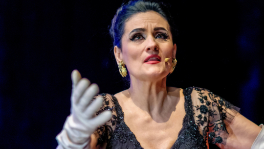 Śpiewaczka Joanna Kściuczyk-Jędrusik w Operze Śląskiej w Bytomiu podczas spotkania z obsadą i realizatorami premiery przedstawienia "Callas. Master Class" w reżyserii Roberta Talarczyka.  Fot. PAP/A. Grygiel