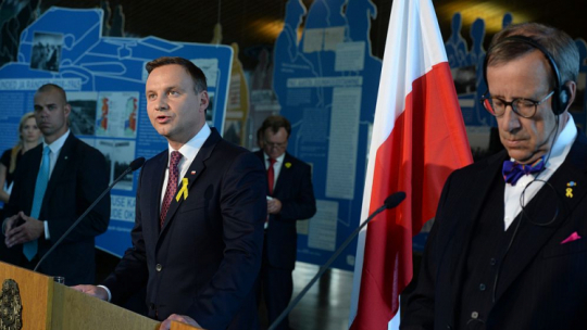 Prezydent RP Andrzej Duda (2P) i prezydent Estonii Toomas Hendrik Ilves (P) podczas wspólnej konferencji prasowej po spotkaniu w Tallinie. 23.08.2015. Fot. PAP/J. Turczyk 