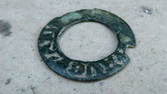 Zapona krzyżackiego płaszcza z inskrypcją Ave Maria zaprezentowana na konferencji prasowej kończącej międzynarodowe badania archeologiczne na polach grunwaldzkich w 2016 r. Fot. PAP/T. Waszczuk