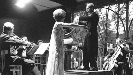 Józef Wiłkomirski dyryguje orkiestrą Filharmonii Szczecińskiej podczas VII Międzynarodowego Festiwalu Moniuszkowskiego. Kudowa Zdrój, 15.08.1968. Fot. PAP/CAF/E. Wołoszczuk