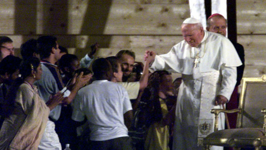 Papież Jan Paweł II wita się z pielgrzymami przybyłymi do miasteczka uniwersyteckiego w Tor Vergata pod Rzymem na Światowe Dni Młodzieży. 20.08.2000. Fot. PAP/EPA