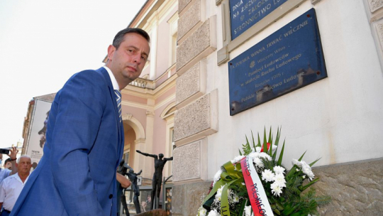 Prezes PSL Władysław Kosiniak-Kamysz (L) składa wieniec przed tablicą upamiętniającą powstanie Ruchu Ludowego w Rzeszowie. Fot. PAP/D. Delmanowicz