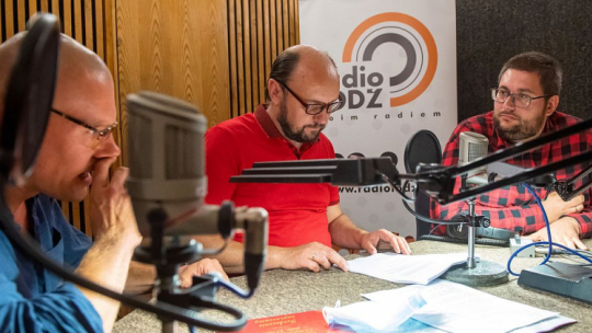 Aktor Adam Woronowicz (C), reżyser Mikołaj Szczęsny (L) i adiunkt w dziale historycznym Muzeum Tradycji Niepodległościowych w Łodzi Sebastian Adamkiewicz (P) podczas realizacji słuchowiska pt. „Zagadka Jana K.” w siedzibie Radia Łódź. Fot. PAP/G. Michałowski