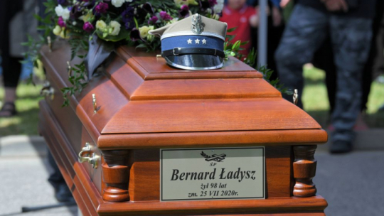 Warszawa, 05.08.2020. Uroczystości pogrzebowe śpiewaka operowego Bernarda Ładysza w Alei Zasłużonych na Cmentarzu Wojskowym na Powązkach w Warszawie. Fot. PAP/R. Pietruszka