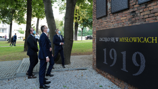 Premier Mateusz Morawiecki (C) i wojewoda śląski Jarosław Wieczorek (P) podczas wizyty w Powstańczej Strefie Pamięci przed wejściem do dawnej Kopalni Węgla Kamiennego Mysłowice. Fot. PAP/A. Grygiel