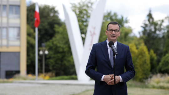 Premier Mateusz Morawiecki podczas briefingu nt. inauguracji programu „Pod biało-czerwoną” w Tychach. Fot. PAP/Ł. Gągulski