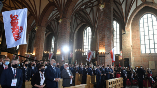 W pierwszym rzędzie: prezydent RP Andrzej Duda (3P), premier Mateusz Morawiecki (2P), były prezydent, jeden z założycieli i wieloletni lider NSZZ „Solidarność” Lech Wałęsa (4L), wicepremier, minister kultury i dziedzictwa narodowego Piotr Gliński (L), marszałek Sejmu RP Elżbieta Witek (2L) oraz wicepremier, minister aktywów państwowych Jacek Sasin (3L) podczas mszy świętej, sprawowanej w Bazylice pw. św. Brygidy. Fot. PAP/A. Warżawa