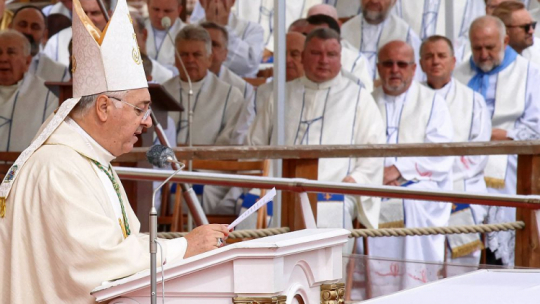 Nuncjusz apostolski w Polsce abp Salvatore Pennacchio (L) podczas uroczystości Wniebowzięcia Najświętszej Marii Panny na Jasnej Górze 15.08.2020. Fot. PAP/W. Deska