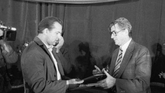 Podpisanie Porozumienia Szczecińskiego - szefowie: MKS M. Jurczyk i Komisji Rządowej K. Barcikowski. Fot.PAP/CAF/J.Undro