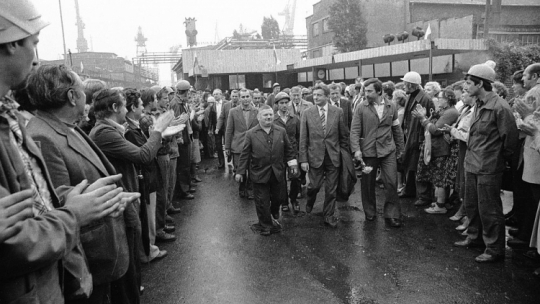 Szczecin, 30.08.1980 r. Komisja Rządowa opuszcza teren stoczni po podpisaniu porozumienia. Fot. PAP/CAF/J. Undro