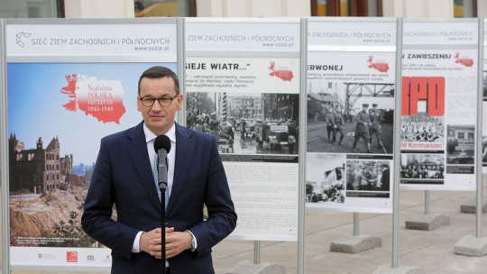 Premier Mateusz Morawiecki podczas otwarcia wystawy plenerowej „Najdalsza Polska. Szczecin 1945–1948” w Warszawie. Fot. PAP/W. Olkuśnik