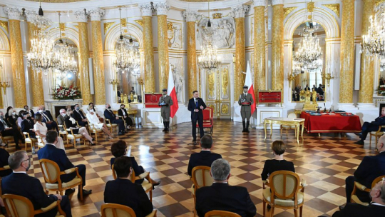 Prezydent Andrzej Duda (C) podczas uroczystości Inwestytury Prezydenta RP na Wielkiego Mistrza Orderu Orła Białego i Orderu Odrodzenia Polski na Zamku Królewskim w Warszawie. 06.08.2020. Fot. PAP/P. Nowak