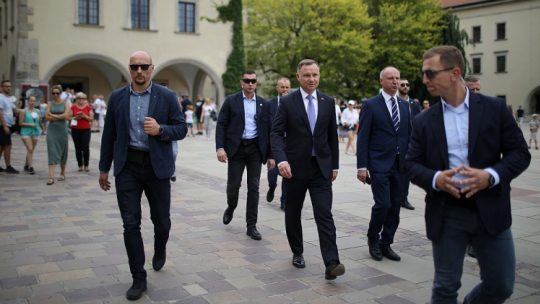 Prezydent RP Andrzej Duda (3P) i sekretarz stanu w Kancelarii Prezydenta RP Wojciech Kolarski (2P) podczas wizyty na Wawelu. Kraków, 03.08.2020. Fot. PAP/Ł. Gągulski