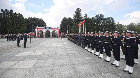 Prezydent Andrzej Duda (2L) i dowódca Garnizonu Warszawa gen. brygady Robert Głąb (L) podczas uroczystej zmiany posterunku honorowego przed Grobem Nieznanego Żołnierza w trakcie obchodów Święta Wojska Polskiego.  15.08.2018. Fot. PAP/B. Zborowski