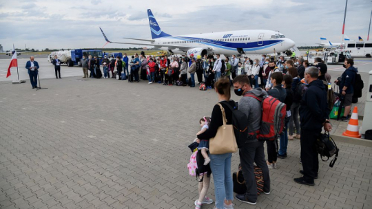 Wiceminister spraw zagranicznych Szymon Szynkowski vel Sęk (L) podczas powitania repatriantów z Kazachstanu. Poznań, 28.08.2020. Fot. PAP/J. Kaczmarczyk