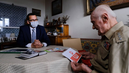 Premier Mateusz Morawiecki (L) podczas spotkania z uczestnikiem Powstania Warszawskiego kpt. Władysławem Rosińskim. Warszawa, 01.08.2020. Fot. PAP/M. Marek