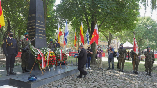 Naczelny Rabin Polski Michael Schudrich (C) podczas uroczystości przed pomnikiem Bohaterów Getta na placu im. Mordechaja Tenenbauma w Białymstoku w 77. rocznicę wybuchu powstania w getcie. Fot. PAP/A. Reszko