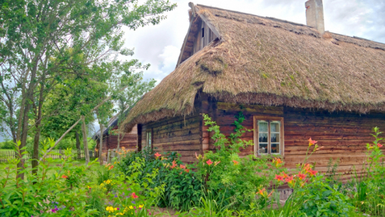 Skansen w Puńsku - Muzeum Litewskiego Centrum Kultury Ludowej - zagroda wiejska z przełomu XIX i XX w. Fot. PAP/J. Ochoński