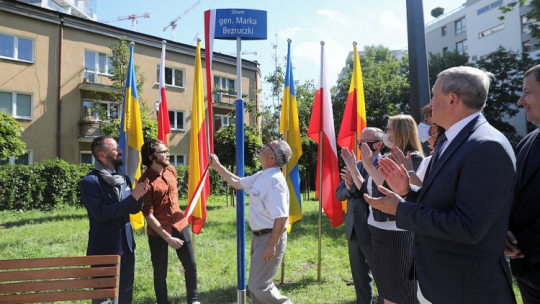 Zastępca prezydenta Warszawy Michał Olszewski (L), ambasador Ukrainy w RP Andrij Deszczycia (P) oraz krewni generała (2L i 3L) podczas uroczystości nadania imienia ukraińskiego gen. Marka Bezruczki skwerowi położonemu przy ul. J.K. Ordona w Warszawie. Fot. PAP/T. Gzell