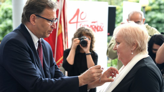Prezes IPN Jarosław Szarek (L) oraz odbierająca Krzyż Wolności i Solidarności Teresa Cieplechowicz (P) podczas obchodów 40. rocznicy powstania NSZZ „Solidarność" w Stalowej Woli. 23.08.2020. Fot. PAP/D. Delmanowicz